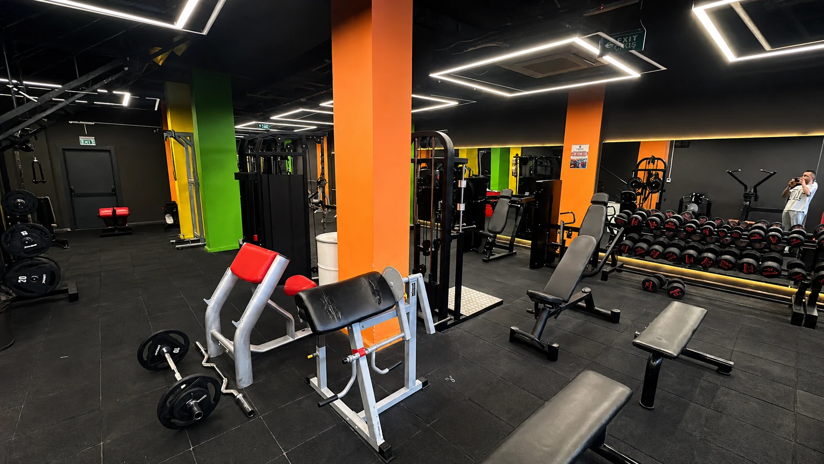 Ares Gym serbest ağırlık ve fitness alanı